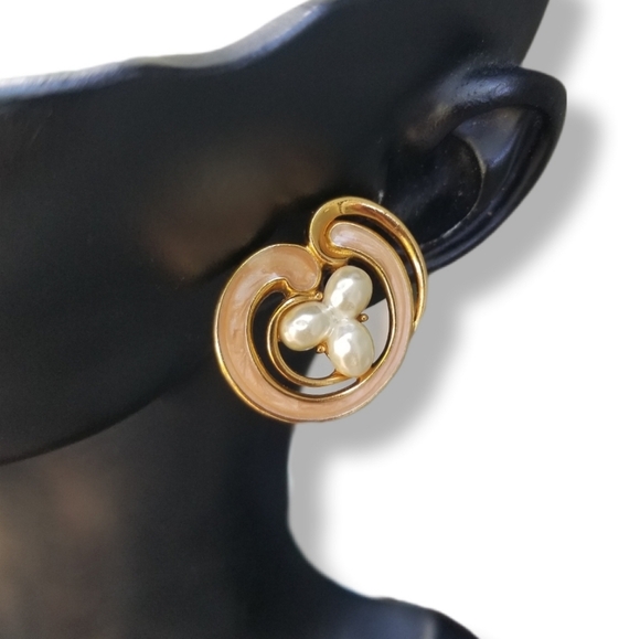 Avon Jewelry - AVON VINTAGE GOLDTONE, SHIMMERY PEACH ENAMEL & FAUX PEARL EARRINGS